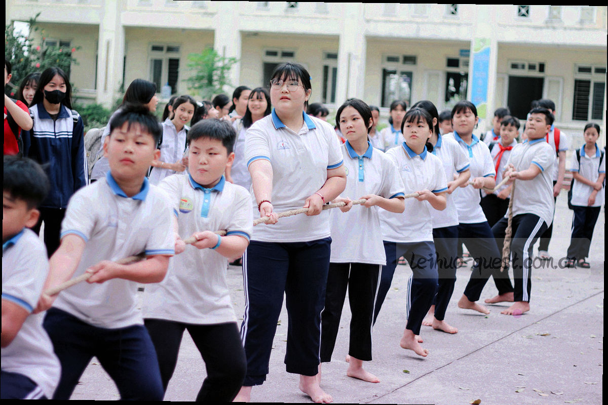 对局回放界面，时间轴与双方阵容色块并列排布，不出现真实队标